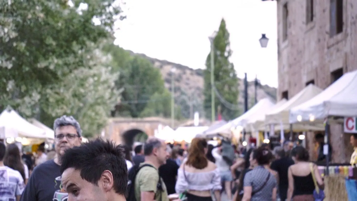 Público en la zona gastronómica del Festival Enclave de Agua