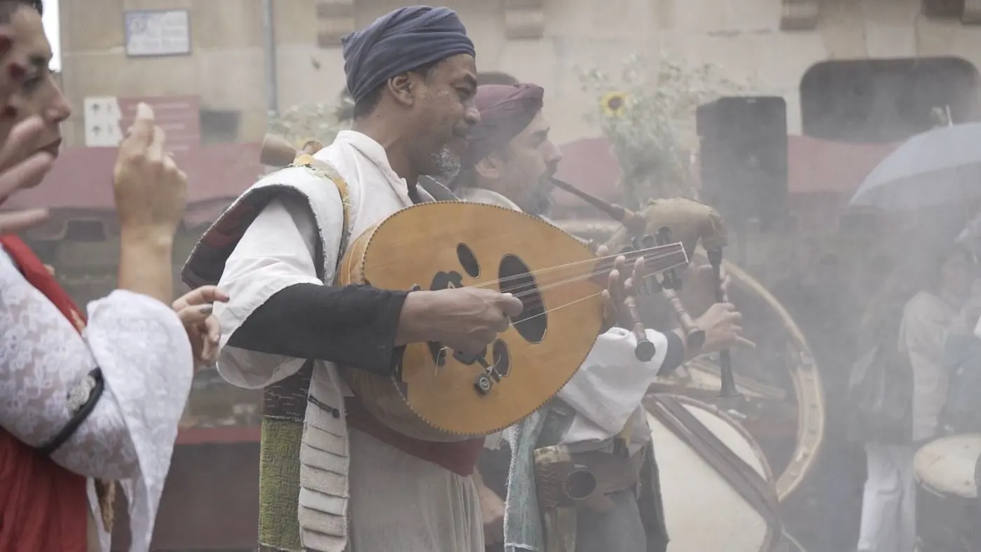 Músicos con laúd en un mercado de las tres culturas