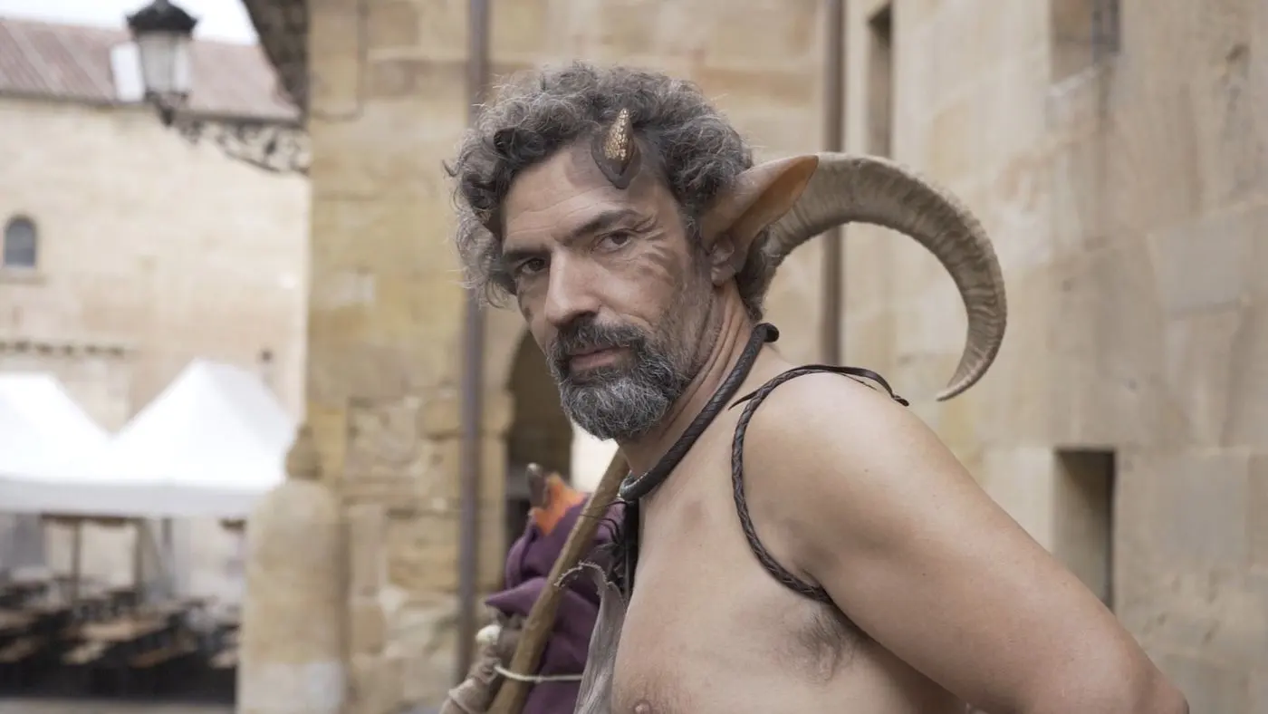 Personaje del Mercado Medieval de Soria entre los puestos del casco histórico